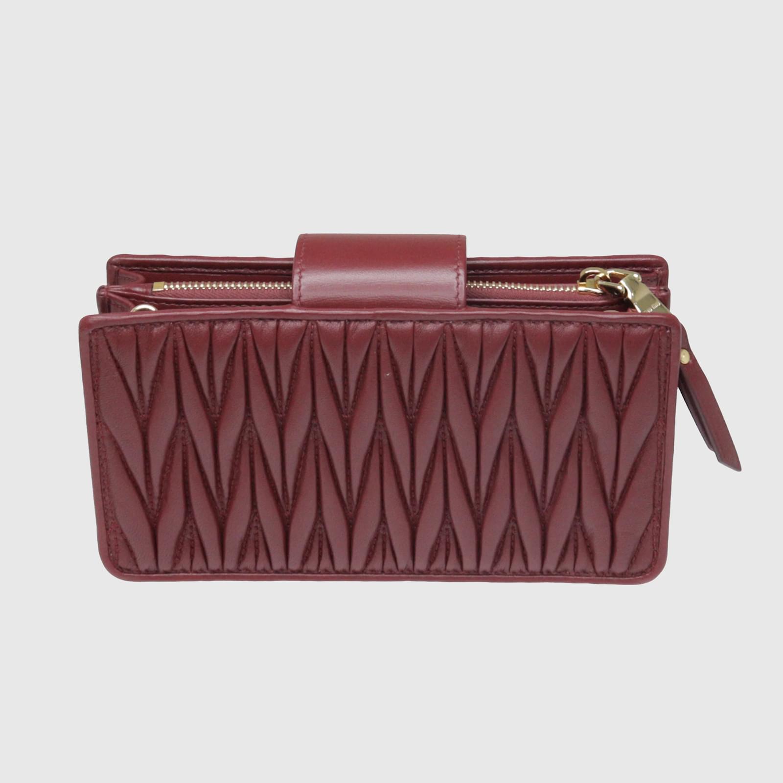 Miu Miu Borsa per cellulare in matelasse bordeaux Bordò