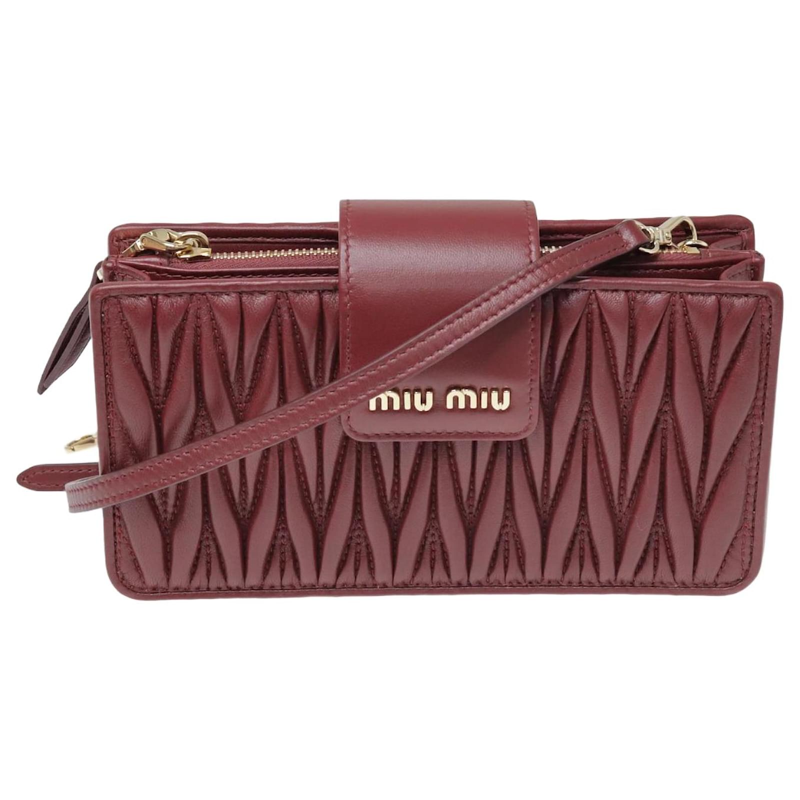 Miu Miu Borsa per cellulare in matelasse bordeaux Bordò